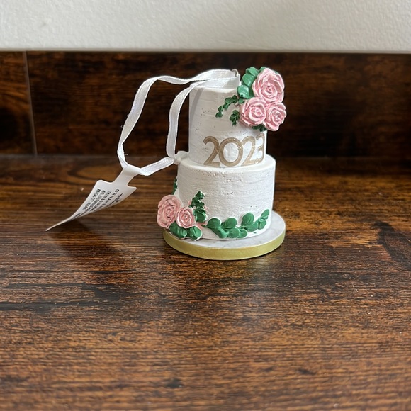 NEW - 2023 Wedding Cake - Hallmark Ornament - Picture 2 of 4